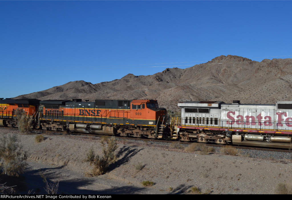 BNSF 989